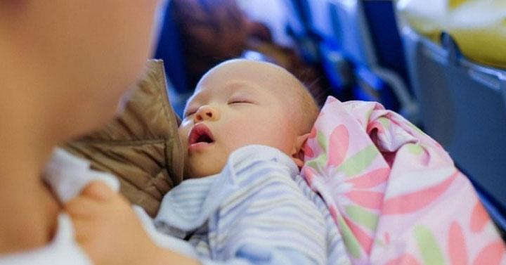 bayi tidur di pesawat