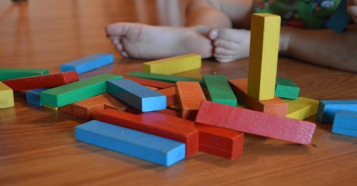 Blocks Untuk Disusun Adalah Mainan Yang Menyenangkan Untuk Bayi