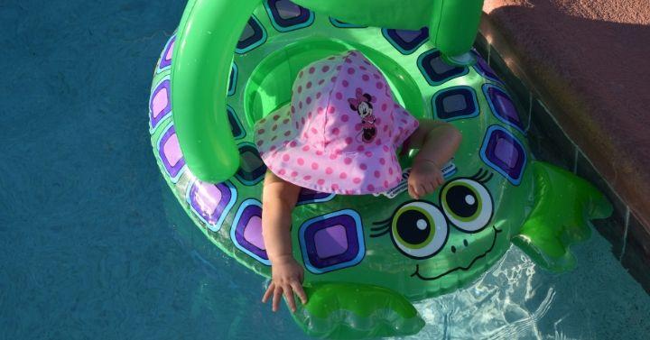 Kolam Renang Plastik Pasti Seru untuk Mengenalkan Bayi pada Air