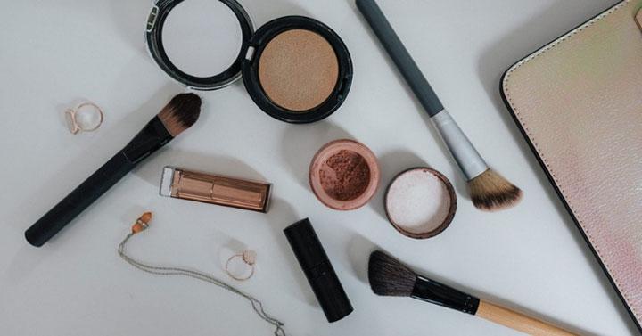 peralatan make up melahirkan
